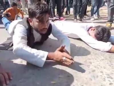 MP Govt. closed 36 of its Employment Offices | Large number of unemployed youths came out and prostrated on the streets in protest