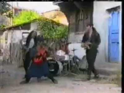 Büyük adam olmuş Süleyman, tepsiyi biraz bize de uzat Süleyman