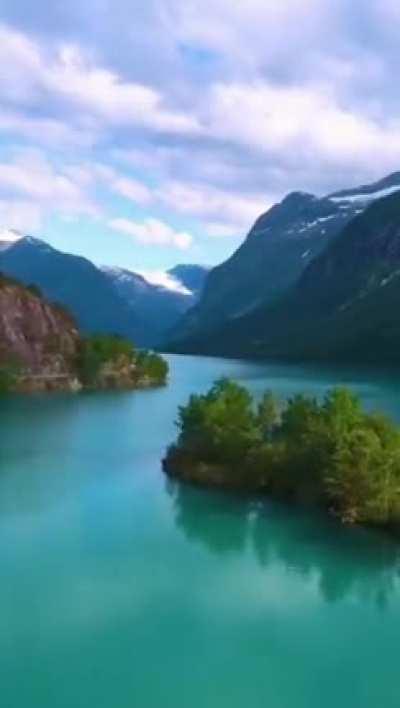 🔥Lovatnet (also Loenvatnet) is a lake in the municipality of Stryn in Vestland county, Norway