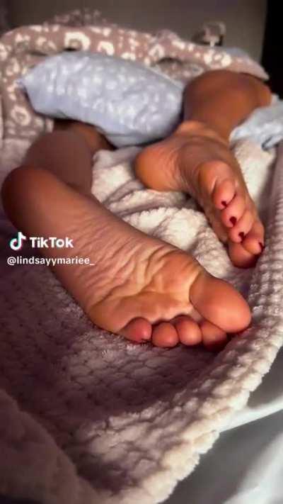 lindsayymariee_ - I love bed time soles - sniff or tickle?? I can’t decide haha