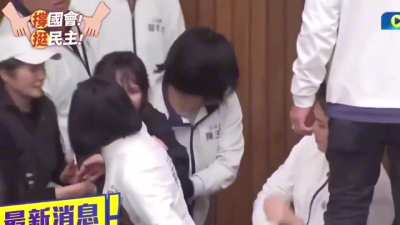 Taiwan legislators brawl over bills in parliament (12/20/2024)