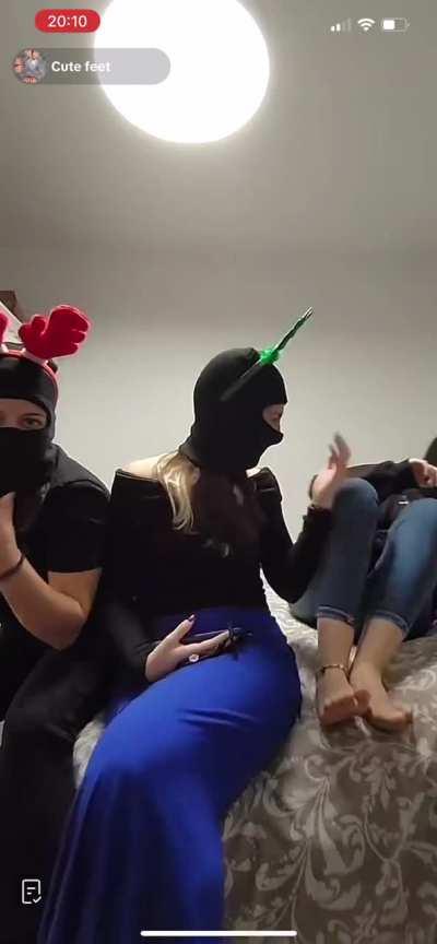 3lunas01 - Great live - she sniffs her friends soles live rn