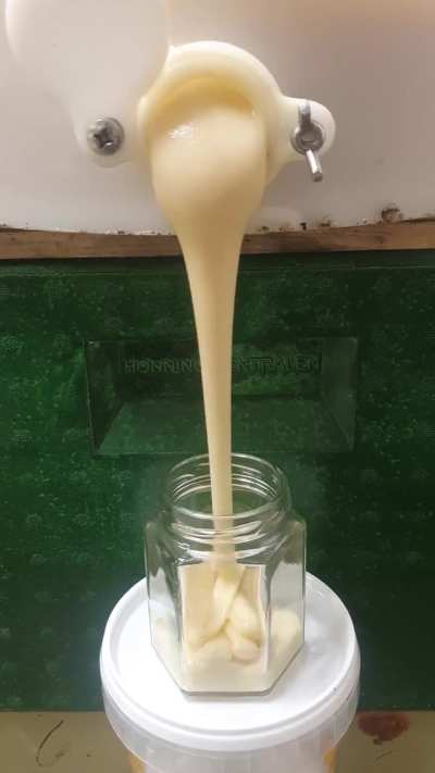 Satisfying honey pour