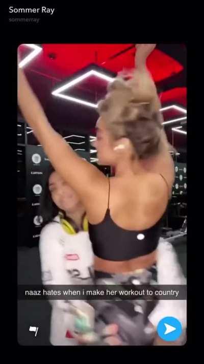 Nothing’s wrong with a little slap ass 🍑