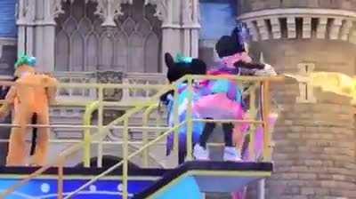 Minnie! Get the Flammenwerfer!