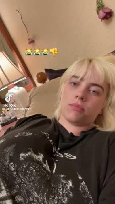 Billi Eilish big boob jiggle