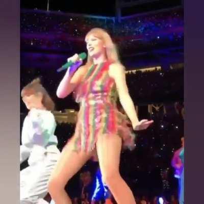 TAYLOR SHAKING IT OFF