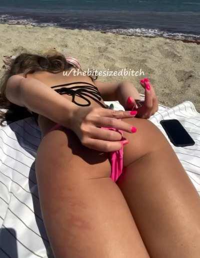 I love spreading my 🇰🇷 pussy in public