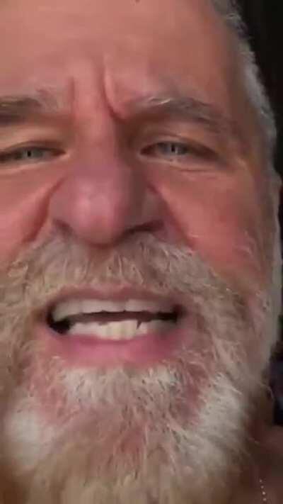 Ricardo Roriz, bolsonarista, que gravou duas mulheres fazendo Yoga e divulgou as imagens, aparece, em outro vídeo fazendo uma clara apologia à violência contra a mulher