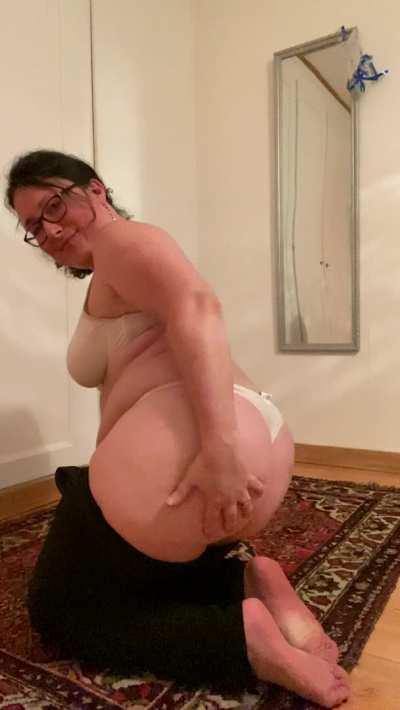 You would cum seeing this ass jiggle on you