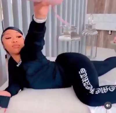 She shakes that 🍑so effortlessly