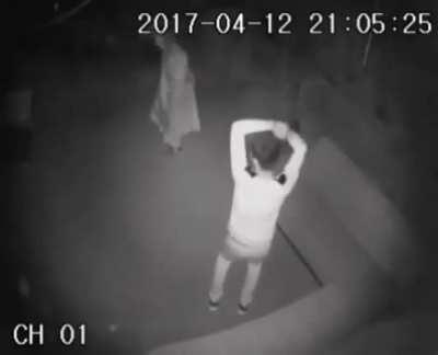 bune a adam dans etmeye gelmiş