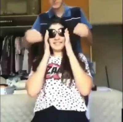 Ayuda me estoy riendo desde ayer.