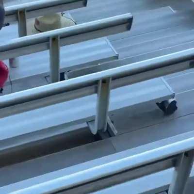 Бросовая раздача сувениров, да.