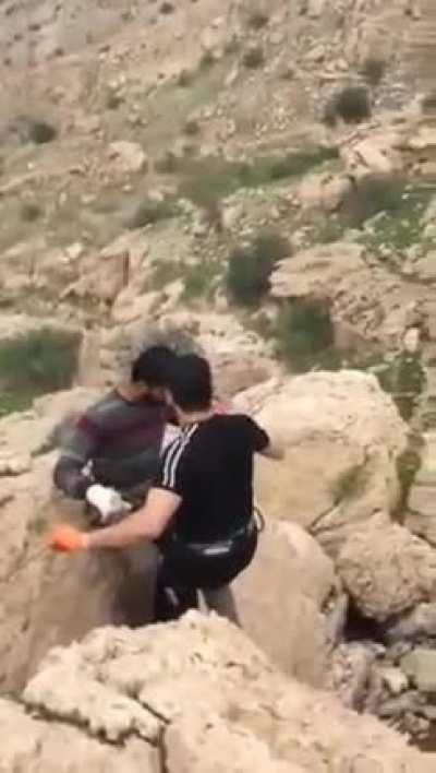 2 guys fall after their zipline failed and broke