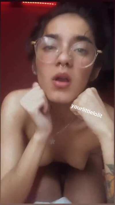 Follow @yourlittlelolit on Twitter to see more content. Sigue a @yourlittlelolit en Twitter para ver más contenido.