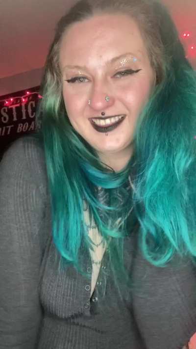 @s0urbats for your daily goth gf