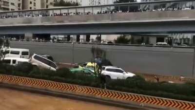 好家伙，原来车里都有人，还是一家一家的，网上粉红说早就撤出来了我还真信了，明天新闻大家猜猜报道几个