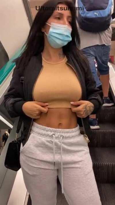 The stranger on the left saw my boobs for sure