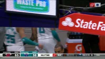 [Highlight] Lamelo with a fullcourt assist Rozier, who beats the halftime buzzer