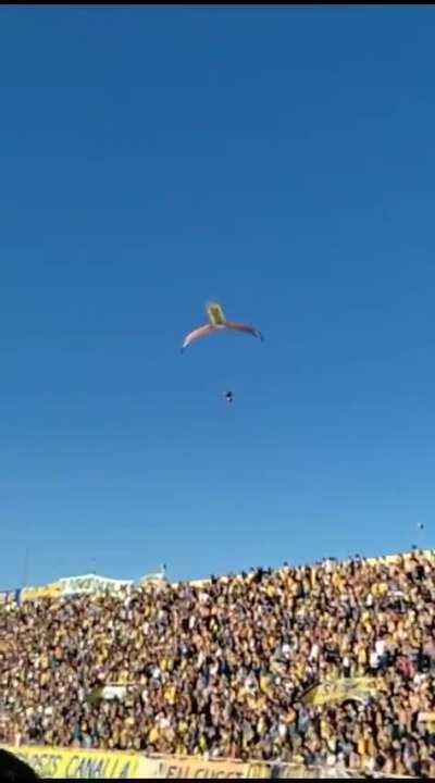 Piloto de Paramotor sobrevuela en la cancha de Central, con bandera de Milei - en el clásico Rosarino 