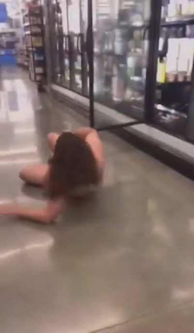 Wtf he doin in the freezer ?