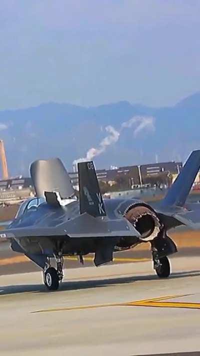 Lockheed Martin F-35 Lightning II landing vertically