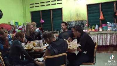 Avengers diajak makan dirumahnya, malah bengong