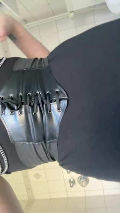 Let me be your slutty goth gf ;3 🖤