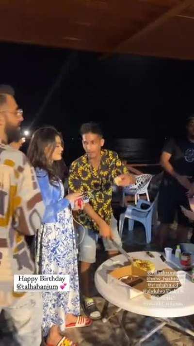 Iska toh full set hai. Bas audience ko senty karna rehta hai gane men