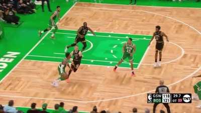 [Highlight] Warriors have a 6-point possession and Smart almost throws it away before Celtics take back control of the game up 3