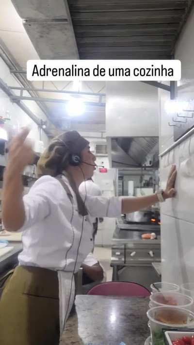 Pessoal que trabalha em cozinha, não ficam piroka da cabeça não?