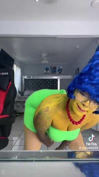 While cosplaying Marge is crazy @maryelee24