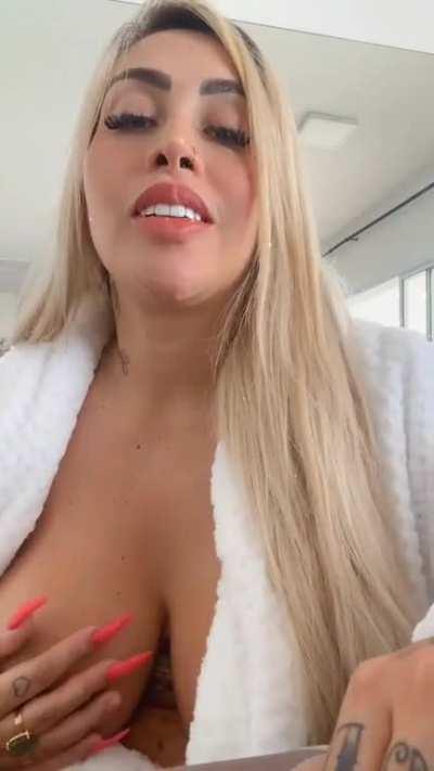 Juju Ferrari deixa as tetas escaparem …