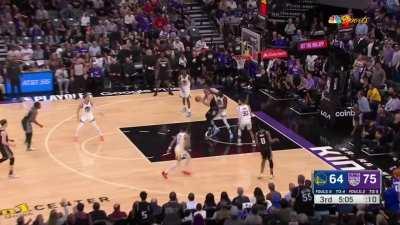 [Highlight] Draymond Green bowls over Steph Curry in the midst of a Kings 3Q run, leading to a turnover and a bucket by Domantas Sabonis.