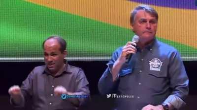 O presidente Bolsonaro voltou a afirmar, sem apresentar provas, que foi vítima de fraude eleitoral em 2018. Ele alega que foi eleito no primeiro turno daquela eleição. “Eu fui eleito no 1º turno. Eu tenho provas materiais disso”, disse o presidente, em cu