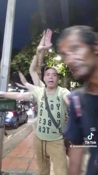 O cara roubou a cena total kkkkkkkk