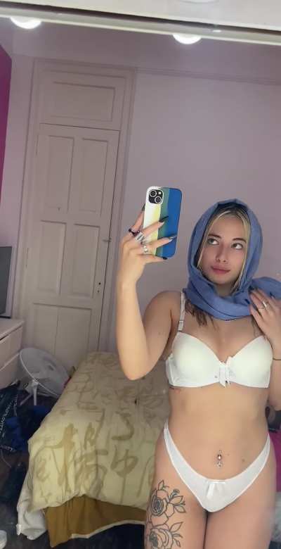 Someone come play with me? I’ll be your toy ;)