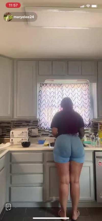 (maryelee24) Thicc latina milf washing the dishes
