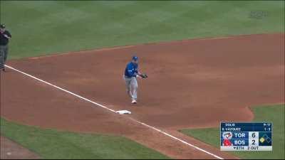 [Highlight] The Blue Jays get out of a shaky 8th inning with an incredible play by Semien and a baserunning mistake by Devers