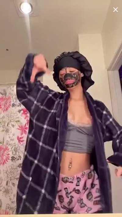 her wifi saved her and made the quality ASS but @5a66y on tiktok shoutout bro that said there’d be a slip 👊🏼