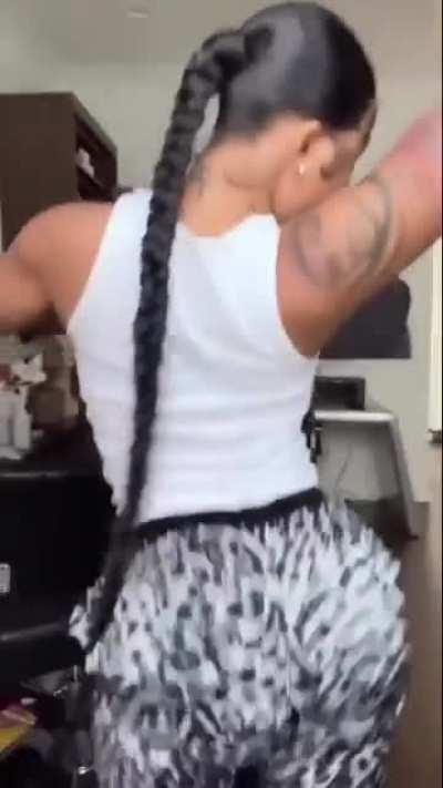 Loop Of Ari Clap 😩