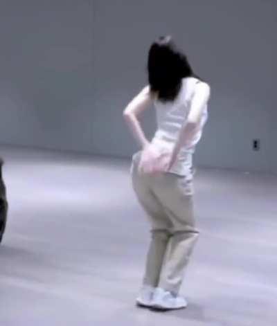 Karina knows how to move🔥🍑