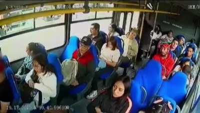 El chofer de la línea Xinantécatl que recorre la ruta Toluca-Zinacantepec, #EdoMéx, defendió a una mujer que le pidió ayuda debido a que estaba siendo acosada por un sujeto que se realizaba tocamientos junto a ella. 