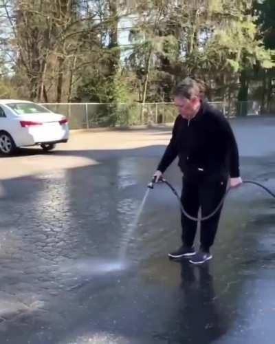 A Karen at her finest destroying a child's chalk work