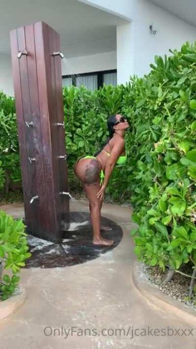 lil booty shaking at the public shower