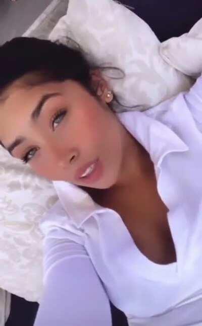 Don't have a clue what she was saying in the middle but yeaaah she very easy on the eyes to look at