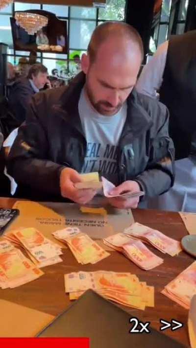 Pagando un almuerzo en Peronia