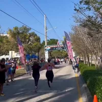 Tricia Whitaker 🍑 💯