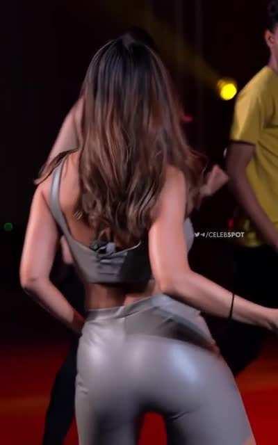 The special 🍑 show from two queens - Nora & Malaika!